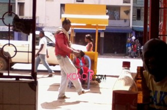 Côte d'Ivoire: Se prenant pour un footballeur, le fou chute dans les fesses d'un policier ! 